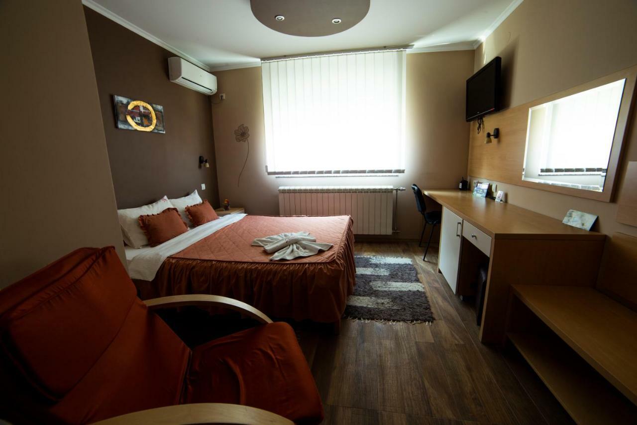 Garni Hotel Lama Крагуевац Екстериор снимка